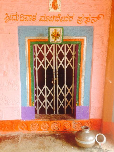 
                Madivala Machideva Samadhi at Kaarimane near Murgod ಮಡಿವಾಳ ಮಾಚಿದೇವ ಗದ್ದುಗೆ ಮುರಗೋಡದ ಹತ್ತಿರವಿರುವ ಕಾರಿಮಣಿ (ಕಾರಿಮನೆ)ಯಲ್ಲಿ